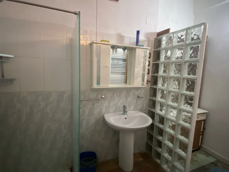 Tirane, jepet me qera apartament 2+1+Ballkon Kati 5, 100 m² 550 € (Libri Universitar)