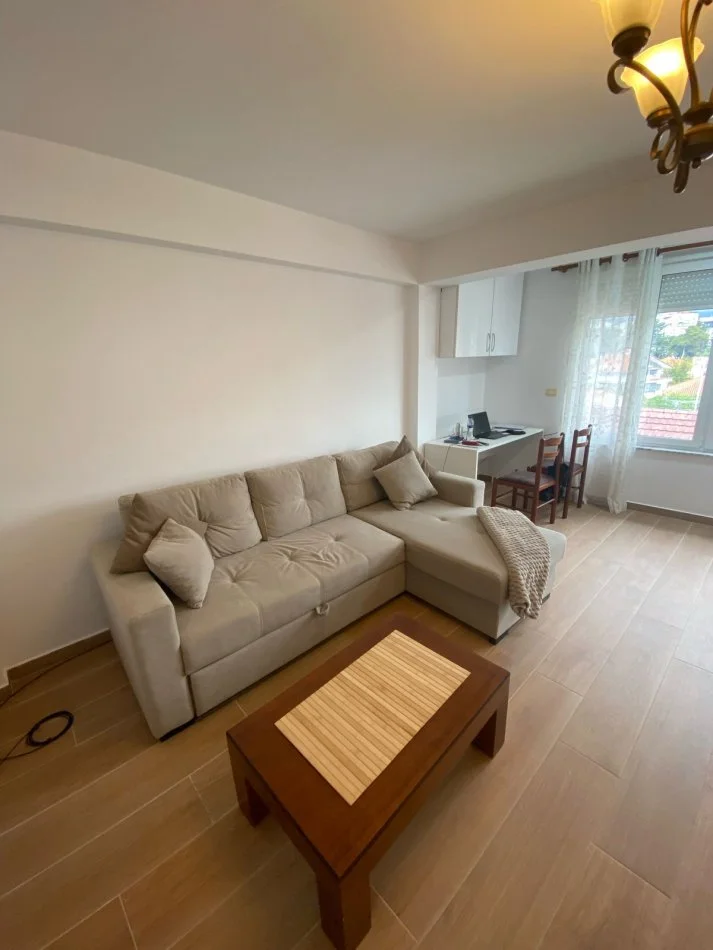 Tirane, jepet me qera apartament 1+1 Kati 5, 60 m² 500 € (Rruga Naim Frasheri, Rruga e Kavajes, 21 Dhjetori, prane Hotel Villa 22.)