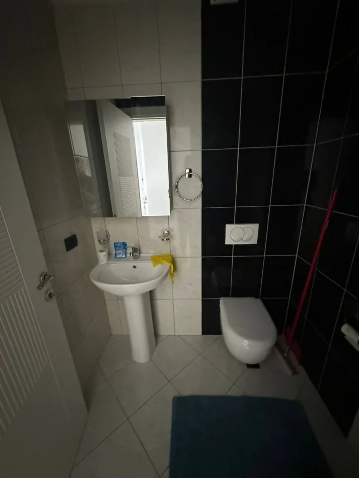 Tirane, jepet me qera apartament 2+1 , 95 m² 650 € (rruga kosovarve)