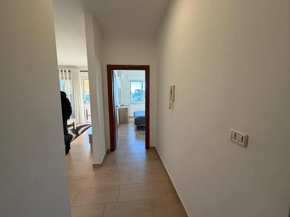 Tirane, jepet me qera apartament 1+1 Kati 4, 77 m² 700 € 