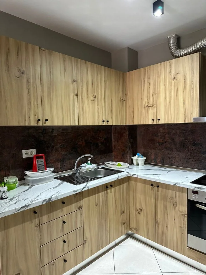 Tirane, jepet me qera apartament 2+1+Ballkon Kati 4, 100 m² 550 € (Xhamia e Selites)