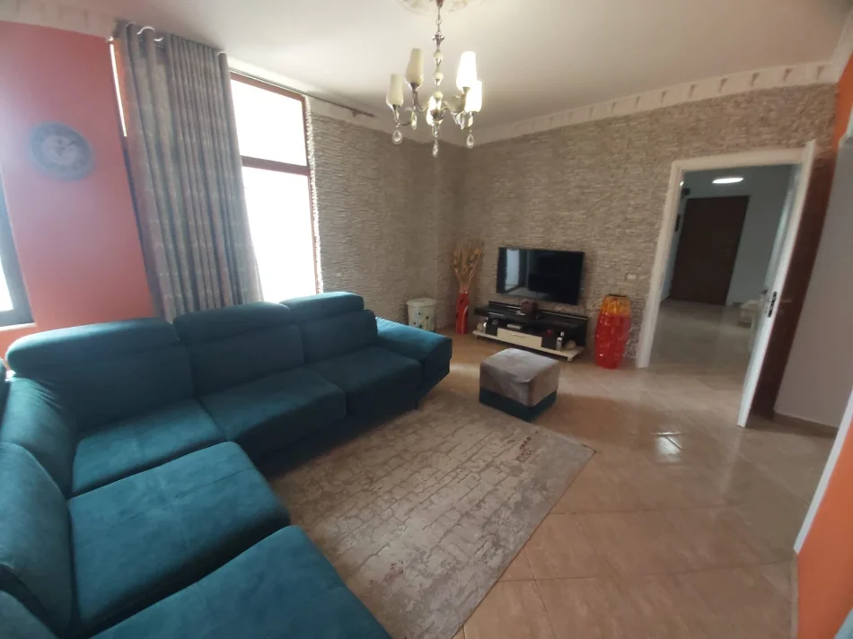 Tirane, jepet me qera apartament 2+1+Ballkon , 550 € (Kompleksi Grand, Rruga Ali Visha)