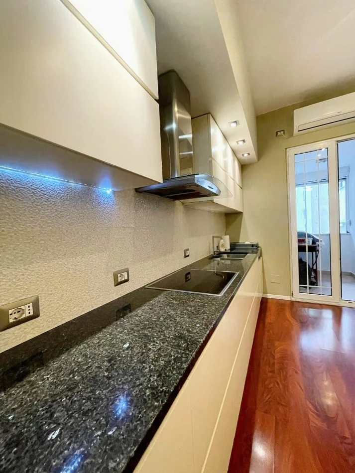 Jepet me qera apartament 2+1+Ballkon Kati 5, 110 m² 800 € (Blloku, Libri Universitar)