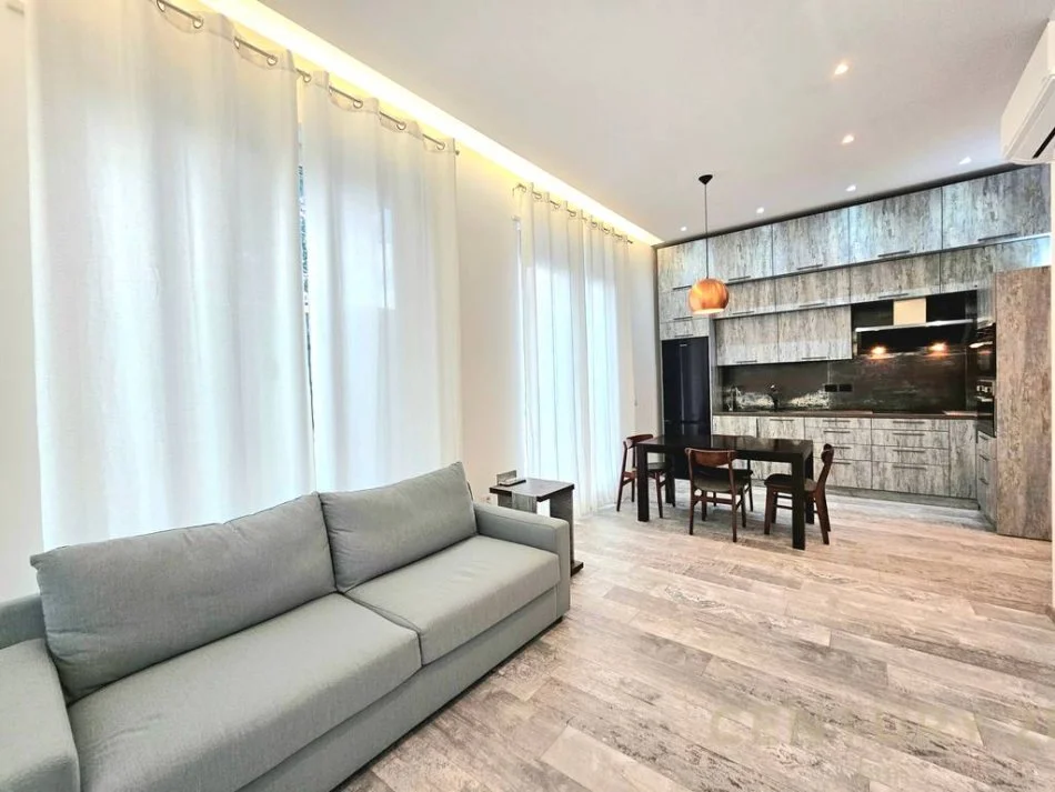 Tirane, jepet me qera apartament 1+1 , 70 m² 550 € (Prane Kopshtit Zoologjik)