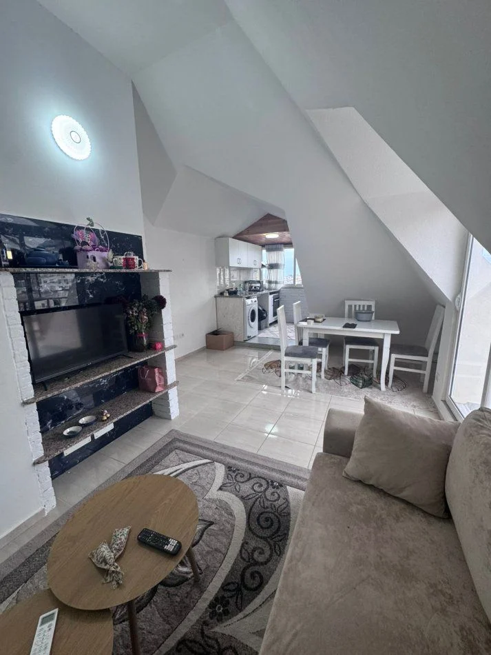 Tirane, jepet me qera apartament 1+1+Ballkon Kati 5, 51 m² 350 € (FRESKU)