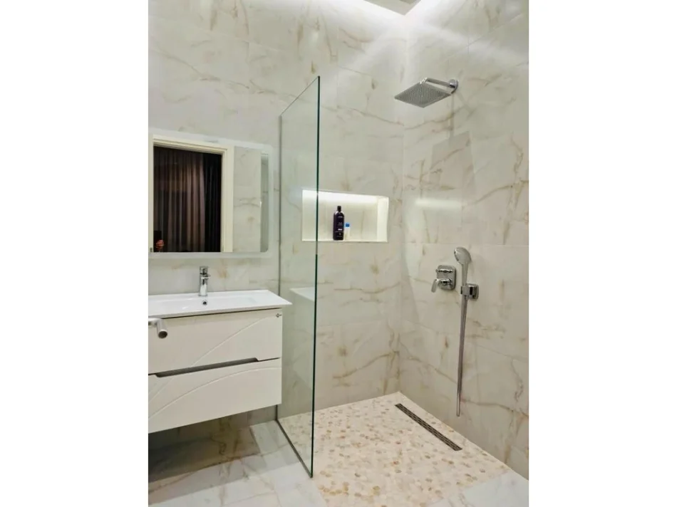 Tirane, jepet me qera apartament 2+1 Kati 5, 80 m² 850 € (Blloku)