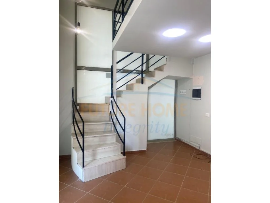 Tirane, jepet me qera ambjent biznesi Kati 0, 40 m² 250 € (Idris Dollaku)