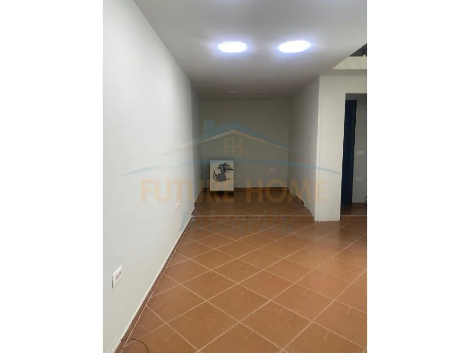 Tirane, jepet me qera ambjent biznesi Kati 0, 40 m² 250 € (Idris Dollaku)