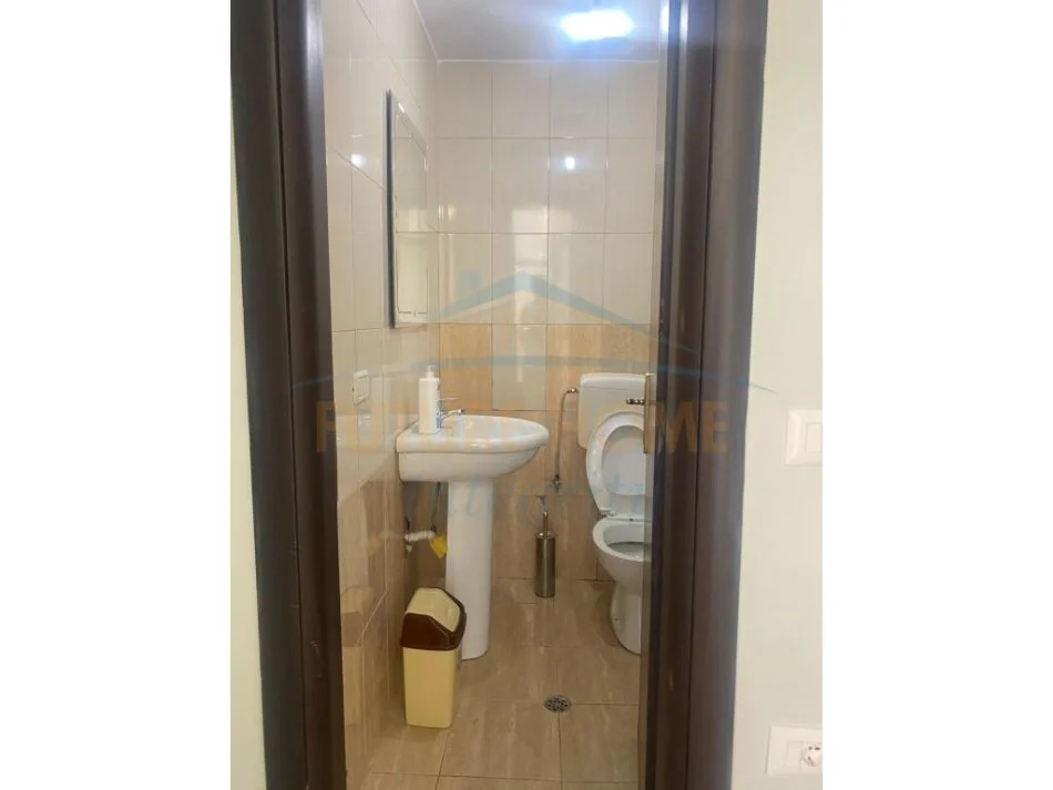 Tirane, jepet me qera ambjent biznesi Kati 0, 40 m² 250 € (Idris Dollaku)