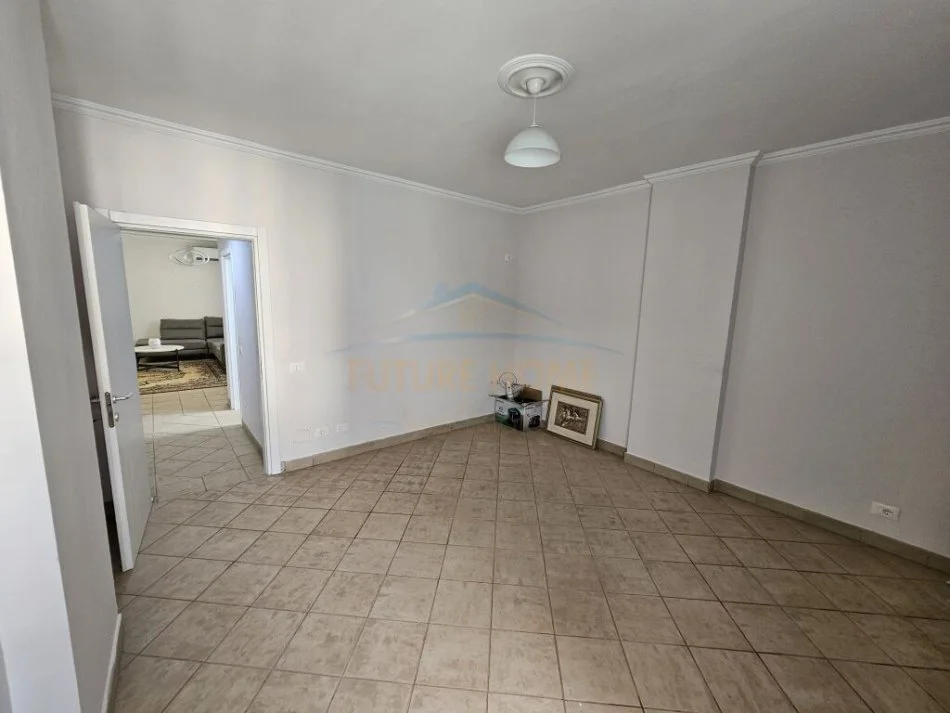Tirane, shitet apartament 2+1+Ballkon Kati 8, 125 m² 240.000 € (Komuna e Parisit)