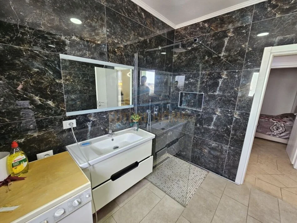 Tirane, shitet apartament 2+1+Ballkon Kati 8, 125 m² 240.000 € (Komuna e Parisit)