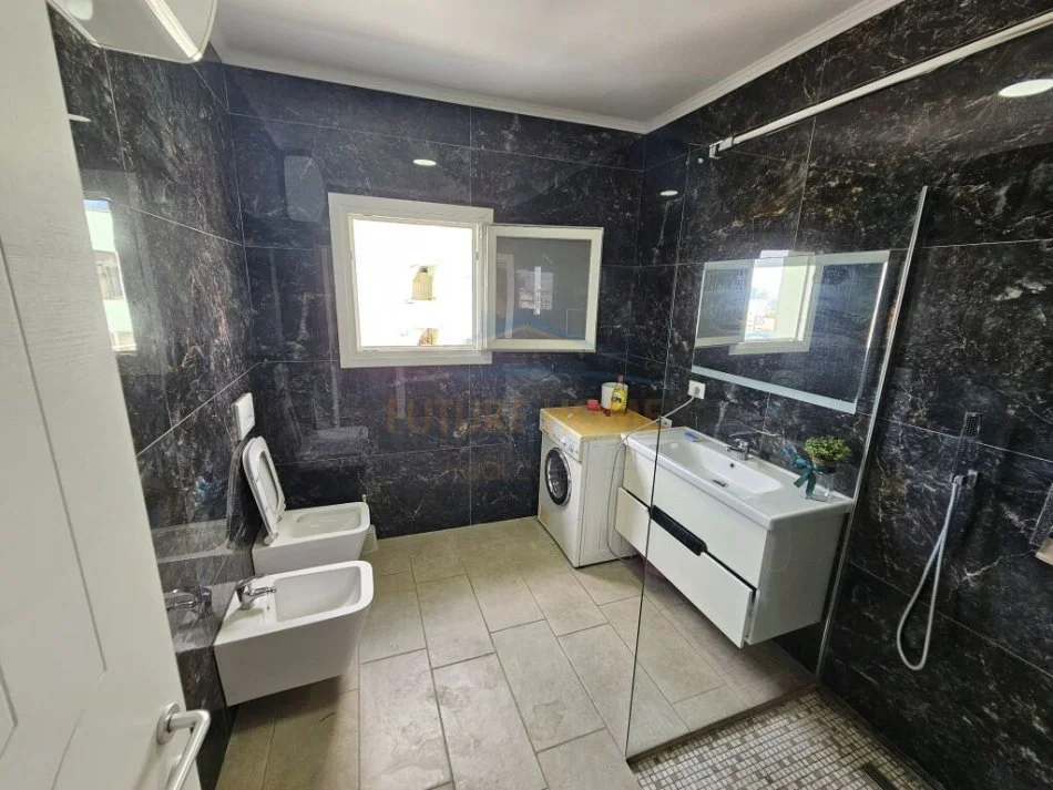 Tirane, shitet apartament 2+1+Ballkon Kati 8, 125 m² 240.000 € (Komuna e Parisit)