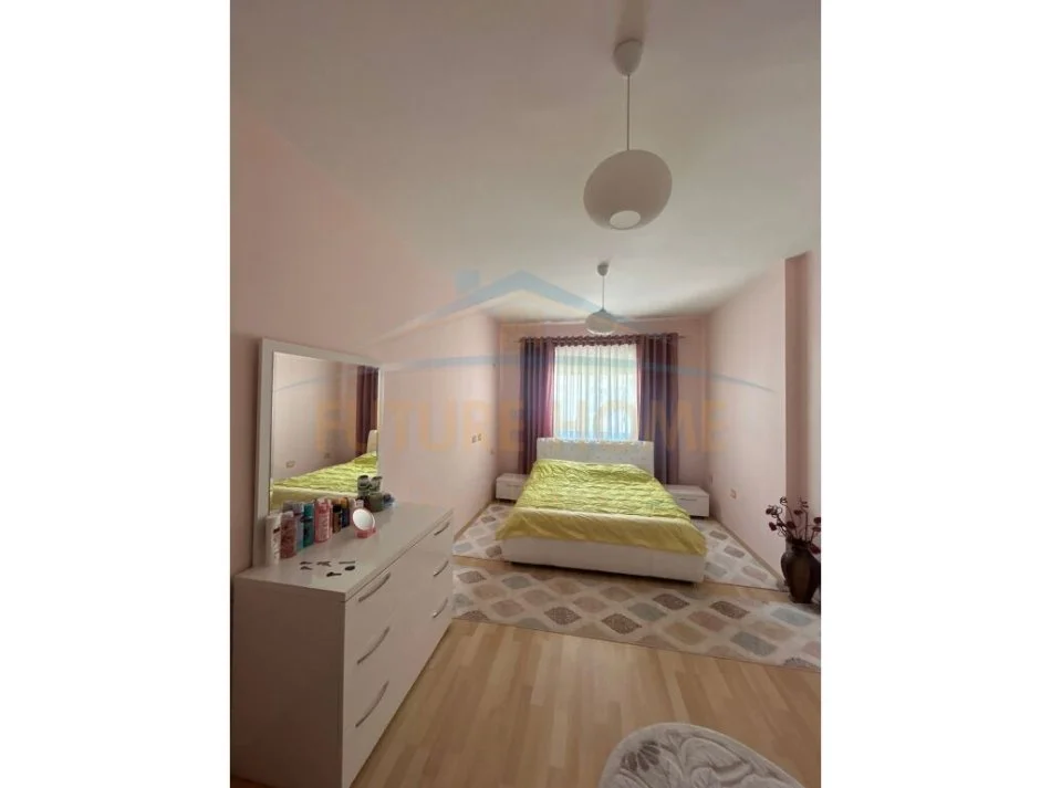 Tirane, jepet me qera apartament 2+1+Ballkon Kati 2, 106 m² 400 € (Fresku)