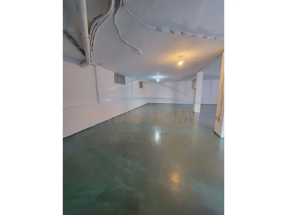 Tirane, jepet me qera magazine Kati 0, 122 m² 500 € 