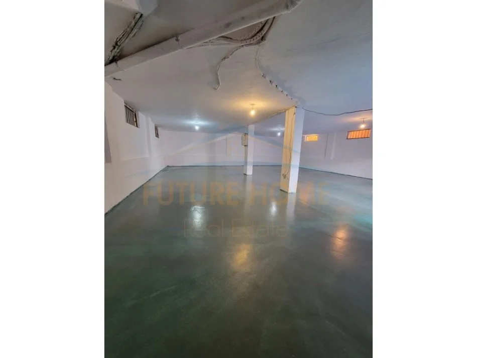 Tirane, jepet me qera ambjent biznesi Kati 0, 122 m² 500 € (Porcelani)