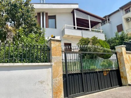 Tirane, shitet Vile 4+1 Kati 3, 379 m² 700.000 € (Vilat Gjermane, Tirane, AREA42675)