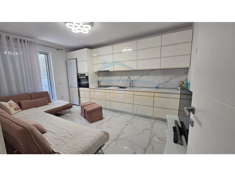 Tirane, jepet me qera apartament 2+1+Ballkon Kati 4, 60 m² 500 € (Ferit Xhajko)