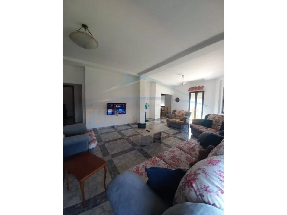 Tirane, jepet me qera 2+1 Kati 10, 169 m² 700 € 