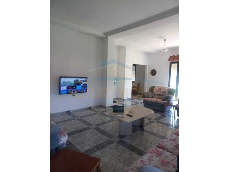 Tirane, jepet me qera 2+1 Kati 10, 169 m² 700 € 