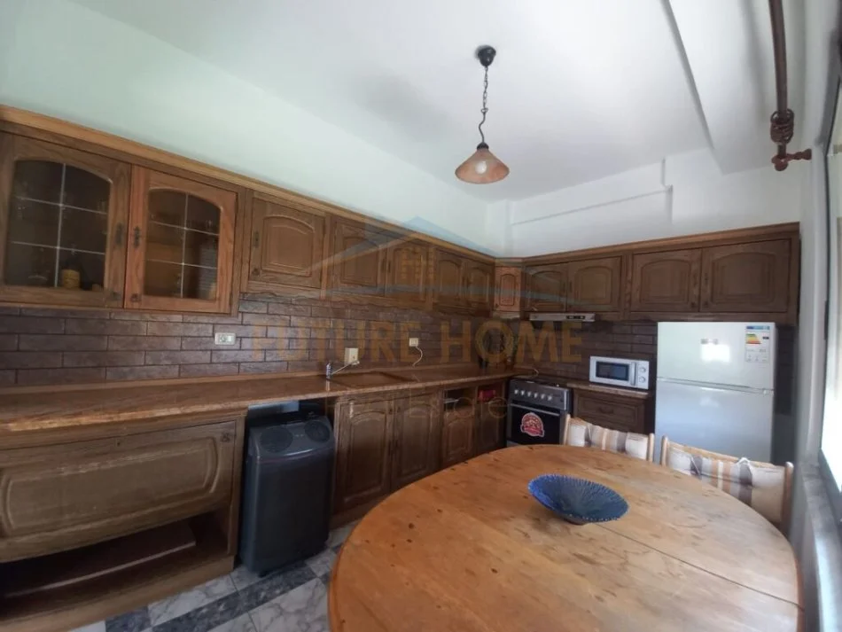 Tirane, jepet me qera 2+1 Kati 10, 169 m² 700 € 