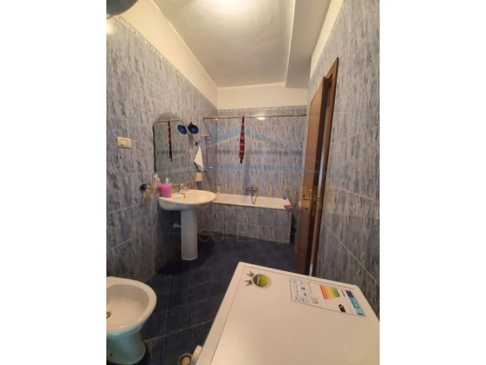 Tirane, jepet me qera 2+1 Kati 10, 169 m² 700 € 