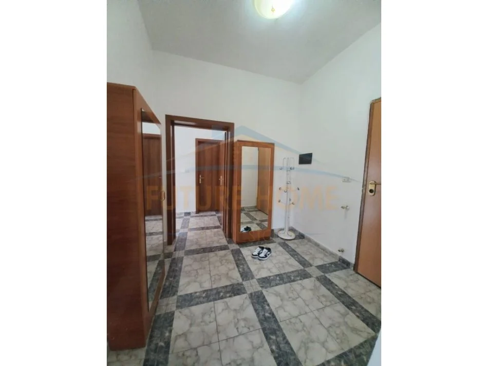Tirane, jepet me qera 2+1 Kati 10, 169 m² 700 € 