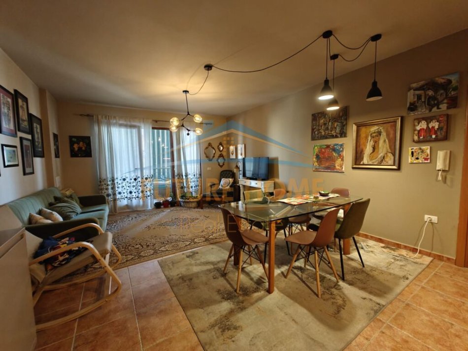 Tirane, jepet me qera apartament 2+1 , 106 m² 1.000 € (Rruga e Kavajes)