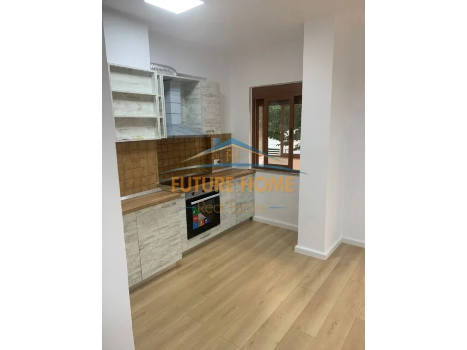 Tirane, jepet me qera ambjent biznesi Kati 1, 100 m² 1.000 € (Rruga e Bogdaneve)