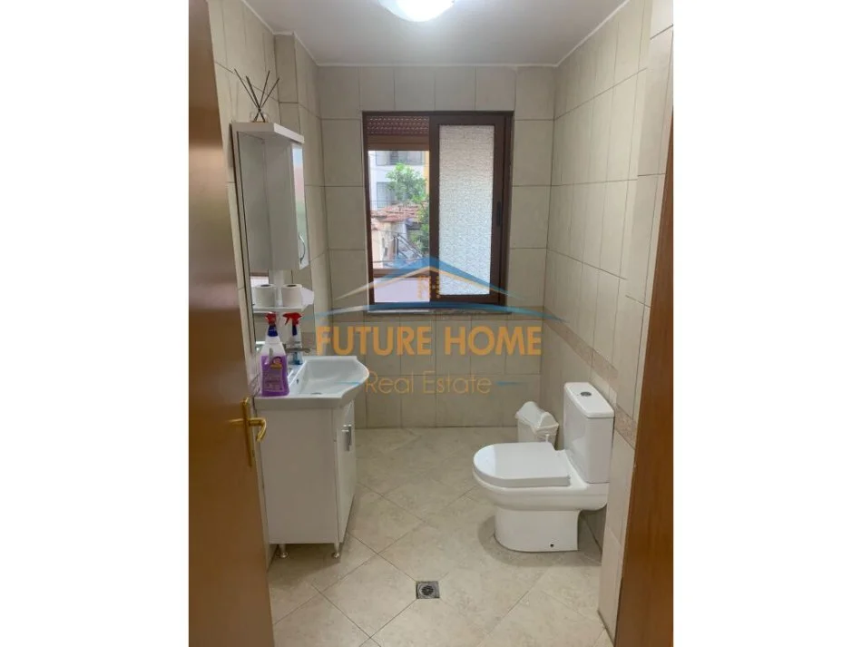 Tirane, jepet me qera apartament 2+1 Kati 1, 100 m² 1.000 € (Rruga e Bogdaneve)