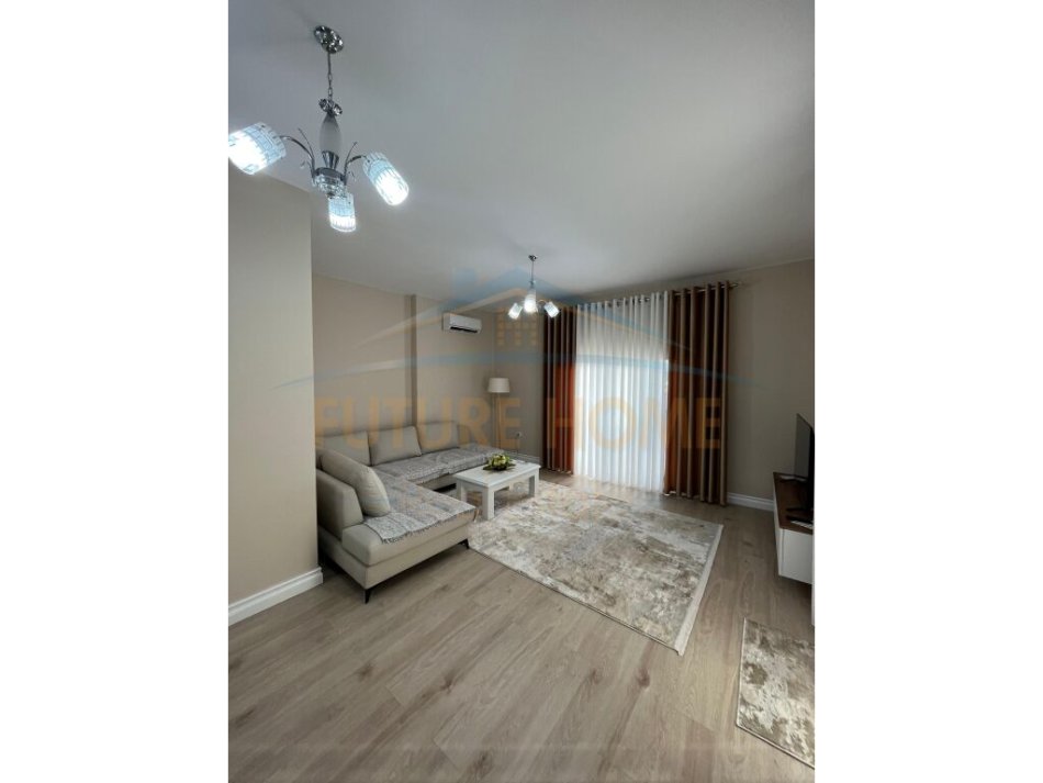 Tirane, jepet me qera apartament 1+1+Ballkon Kati 6, 86 m² 650 € (Kinostudio)