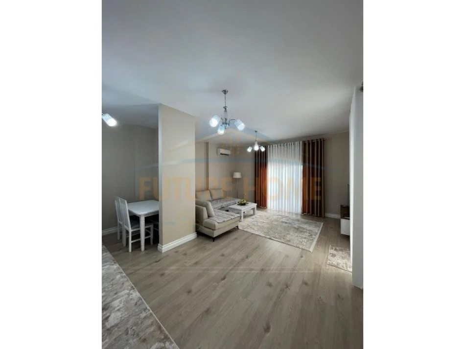 Tirane, jepet me qera apartament 1+1+Ballkon Kati 6, 86 m² 650 € (Kinostudio)
