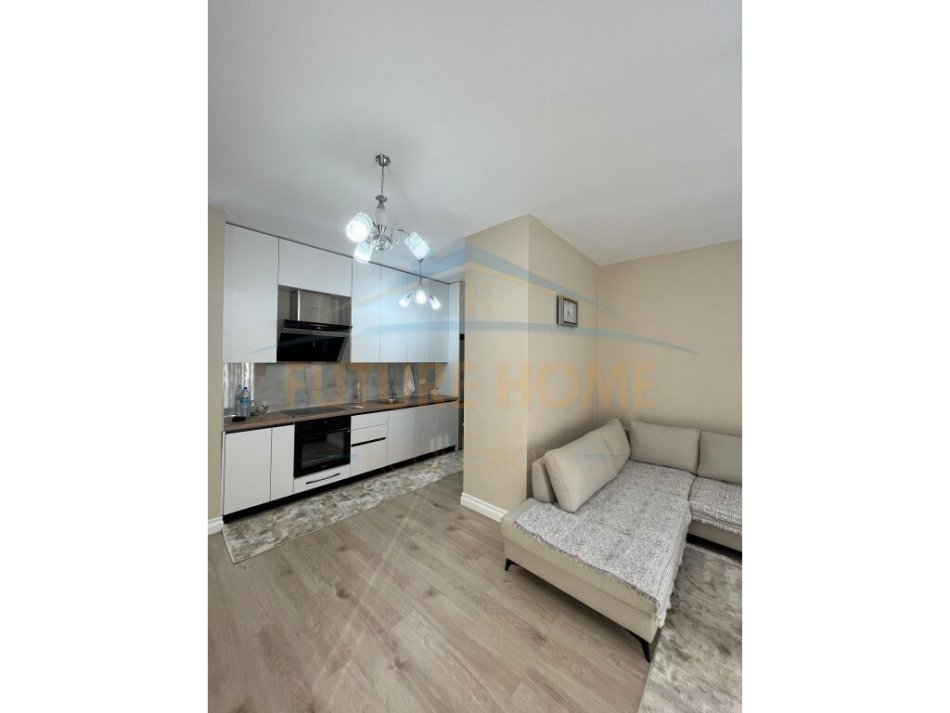Tirane, jepet me qera apartament 1+1+Ballkon Kati 6, 86 m² 650 € (Kinostudio)
