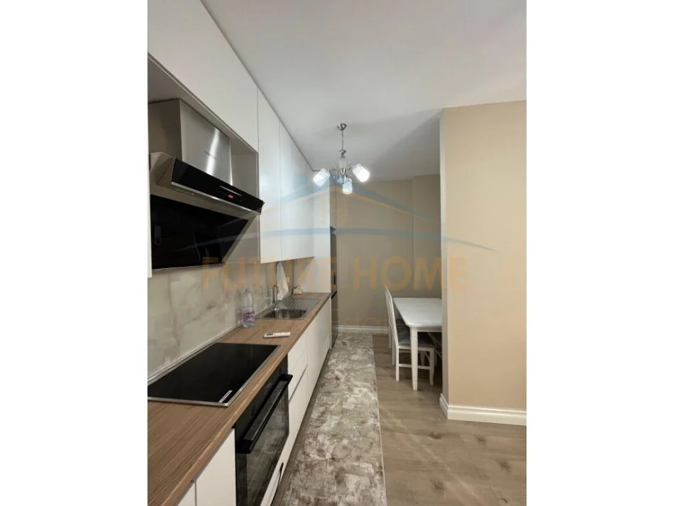 Tirane, jepet me qera apartament 1+1+Ballkon Kati 6, 86 m² 700 € (Kinostudio)