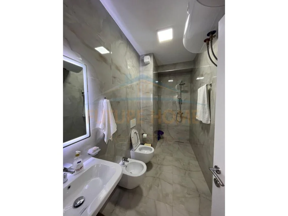 Tirane, jepet me qera apartament 1+1+Ballkon Kati 6, 86 m² 700 € (Kinostudio)