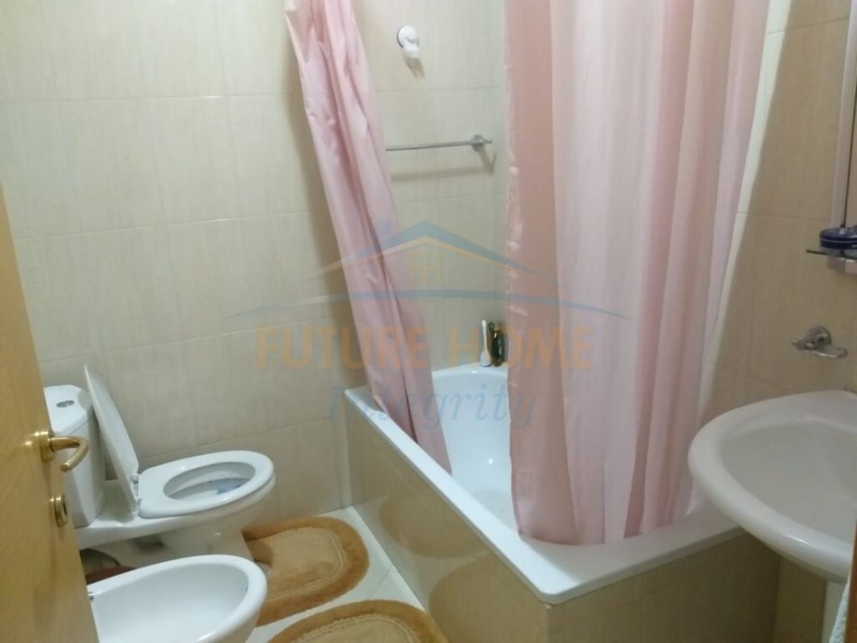 Tirane, jepet me qera apartament 2+1 Kati 8, 112 m² 850 € (. Apartamenti ndodhet pranë Ambasadës Amerikane)