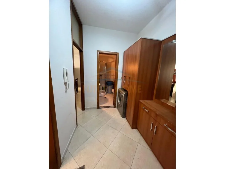 Tirane, jepet me qera apartament 1+1+Ballkon Kati 2, 97 m² 500 € (Komuna e Parisit)