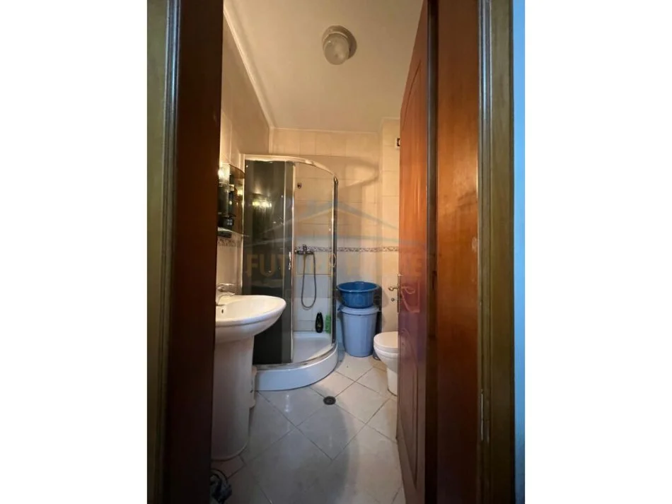 Tirane, jepet me qera apartament 1+1+Ballkon Kati 2, 97 m² 500 € (Komuna e Parisit)