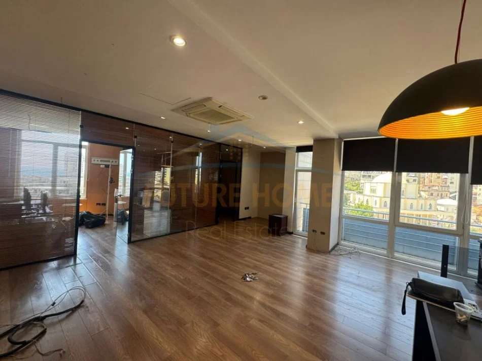 Durres, jepet me qera ambjent biznesi Kati 6, 87 m² 700 € (Prane Bashkise ,Durres)