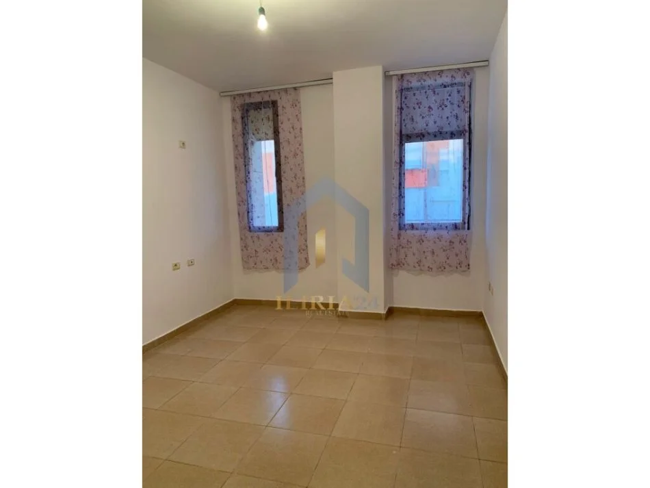 Tirane, jepet me qera apartament 1+1 , 60 m² 350 € (rruga e kavajes)