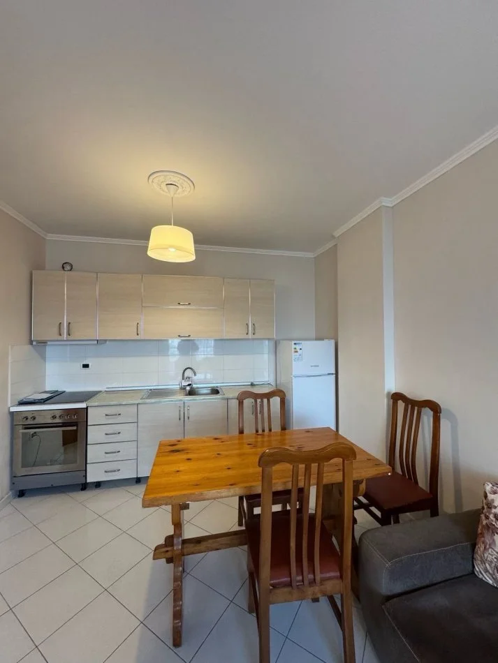 Tirane, jap me qera apartament 2+1+Ballkon Kati 3, 97 m² 450 € (Te pallatet Fratari)
