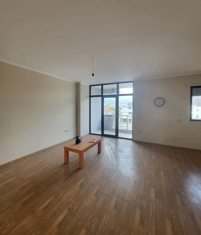 Tirane, jepet me qera zyre Kati 3, 130 m² 700 € (ASTIR)