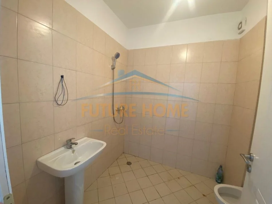 Tirane, shitet apartament 3+1+Ballkon Kati 4, 137 m² 185.000 € (UNAZA E RE)