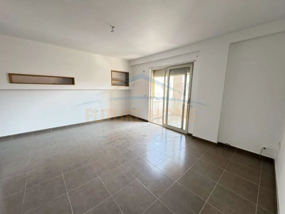 Tirane, shitet apartament 2+1+Ballkon Kati 4, 101 m² 145.000 € (Unaza e Re)