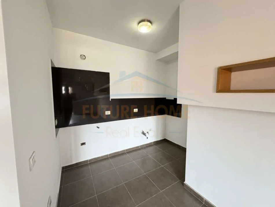 Tirane, shitet apartament 2+1+Ballkon Kati 4, 101 m² 145.000 € (Unaza e Re)