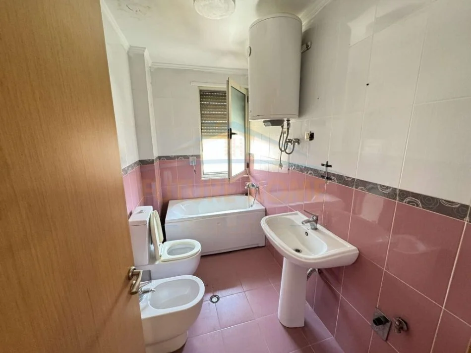 Tirane, shitet apartament 2+1+Ballkon Kati 4, 101 m² 145.000 € (Unaza e Re)