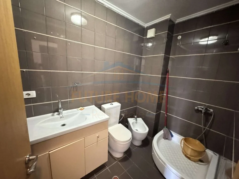 Tirane, shitet apartament 2+1+Ballkon Kati 4, 101 m² 145.000 € (Unaza e Re)
