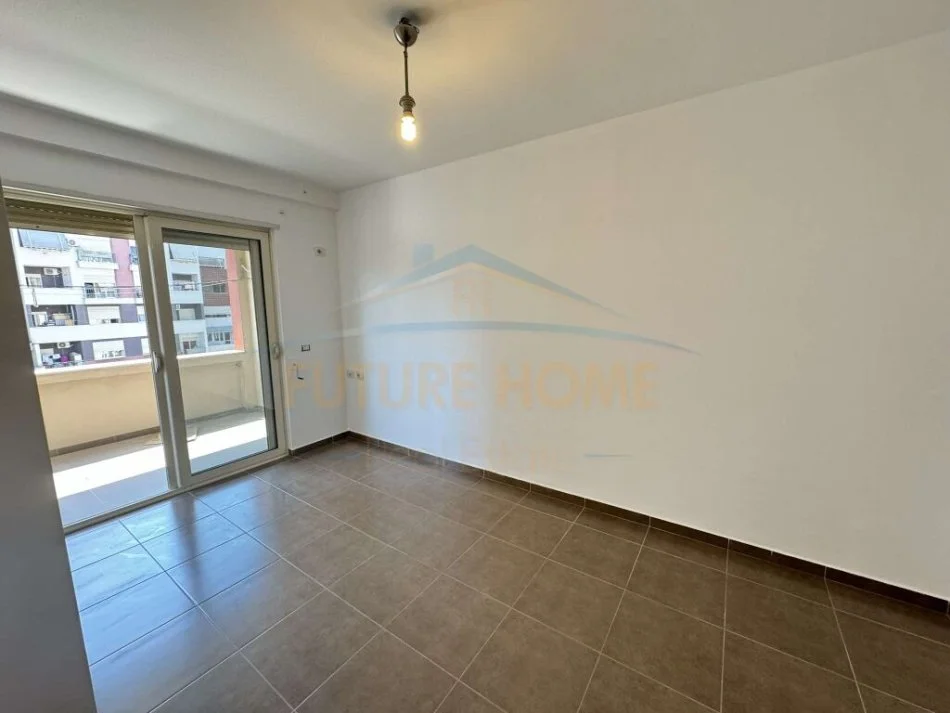 Tirane, shitet apartament 2+1+Ballkon Kati 4, 101 m² 145.000 € (Unaza e Re)
