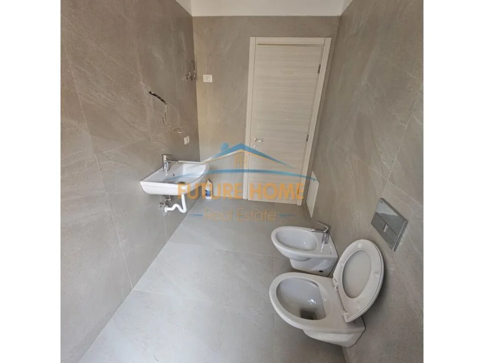 Tirane, jepet me qera ambjent biznesi Kati 1, 64 m² 950 € (Rruga Myslym Shyri, prane Grepi i Arte)