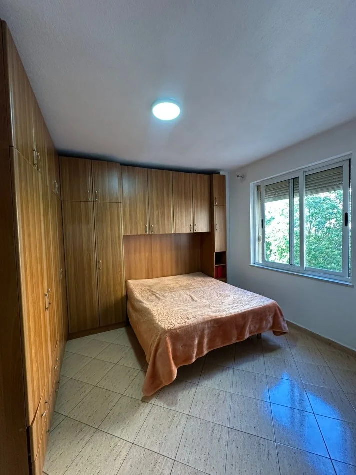 Tirane, shitet apartament 2+1+Ballkon , 92 m² 234.000 € (komuna e parisit)