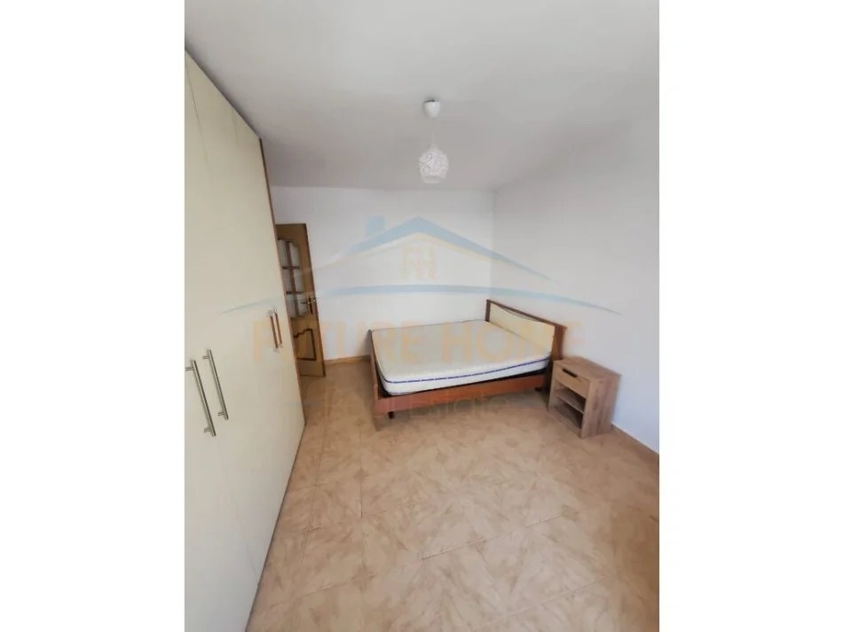 Tirane, jepet me qera apartament 2+1 Kati 4, 78 m² 400 € (ALI DEM)